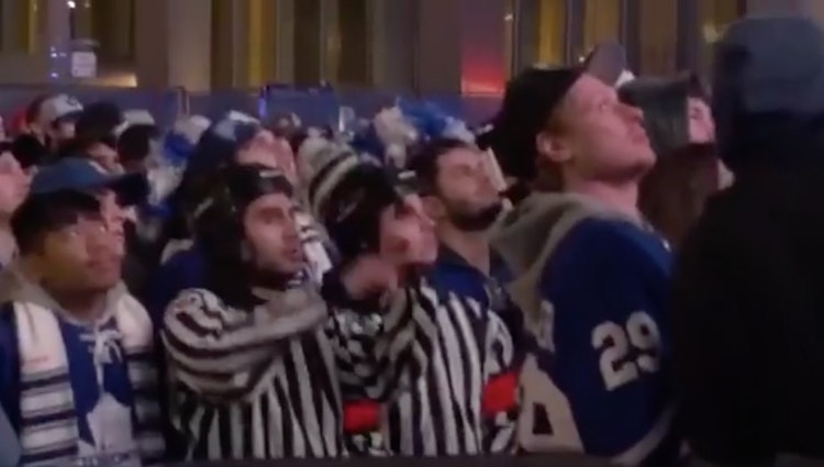 tuomarin vaatteilla Maple Leafs -fanit saapuivat hallin ulkopuolelle tuomarin vaatteilla ja he tuomaroivat koko pelin.