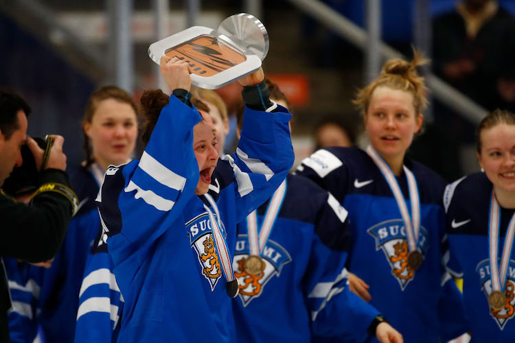 Getty Jenni Hiirikoski iloitsee Jenni Hiirikoski kertoi oman suosikkipelaajansa Suomen Leijonista.