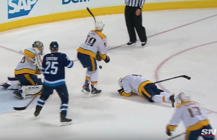 Kiekko arkaan paikkaan Roman Josi sai kiekon arkaan paikkaan ja Ryan Ellis suoraan olkapäähänsä.