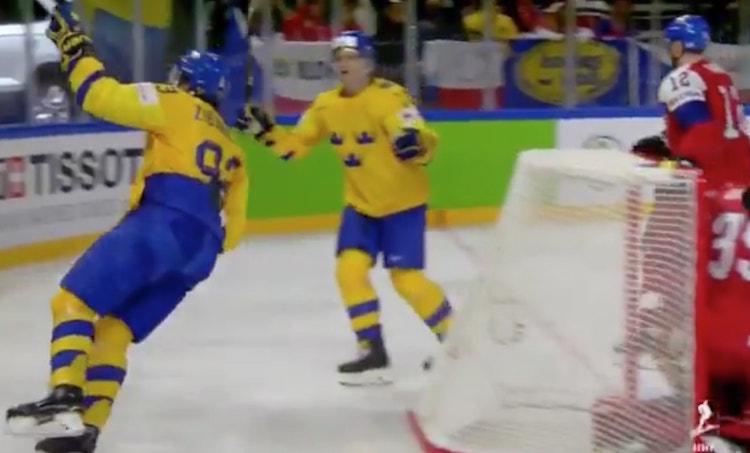 Mika Zibanejad Mika Zibanejad iski komean maalin ja löi joukkuekaveriaan kyynärpäällä.