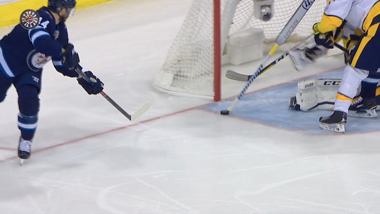 Pekka Rinne loisti Pekka Rinne loisti Nashville Predatorsin tolppien välissä elintärkeässä ottelussa ja otti muun muassa tämän upean torjunnan.