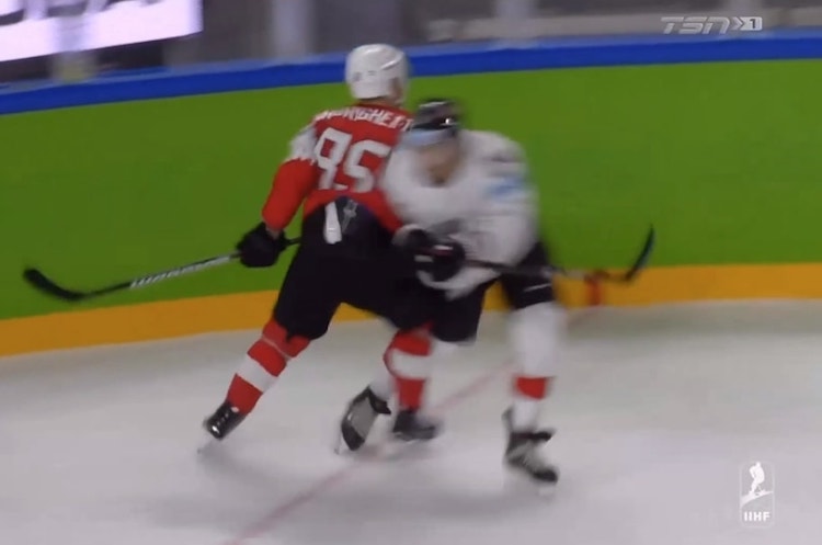 Sven Andrighetto polvitaklaus Sveitsin Sven Andrighetto sai suihkukomennuksen polvitaklauksestaan.