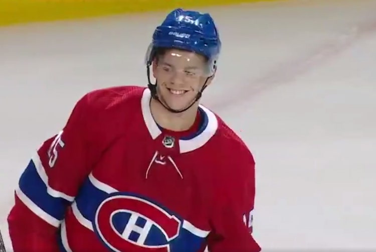 Jesperi Kotkaniemi hymyilee Jesperi Kotkaniemi kuuli, että Suomessa saadaan katsoa tänä viikonloppuna NHL:ää ilmaiseksi ja sehän nosti hymyn nuorukaisen huulille.