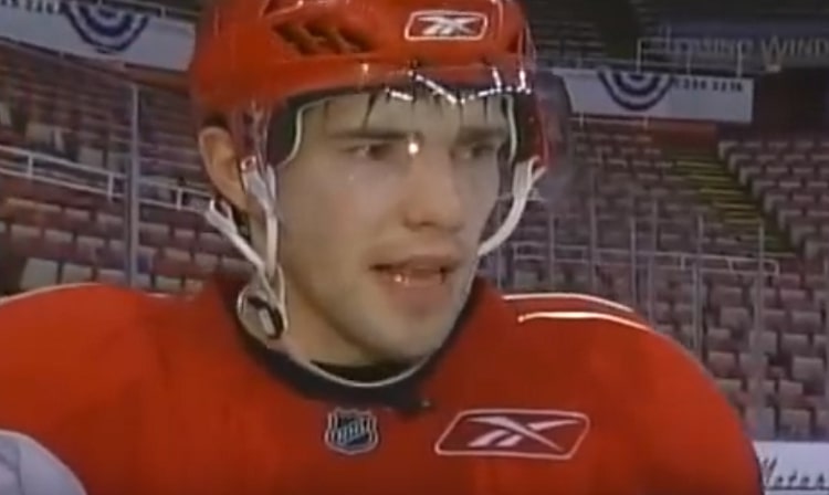 Pavel Datsyuk pyörittelee Pavel Datsyuk pyörittelee