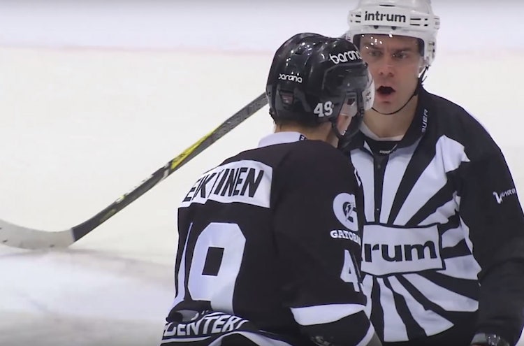 Ässät-fani pyysi Ilkka Heikkiseltä nimmari Ässät-fani pyysi Ilkka Heikkiseltä nimmaria.
