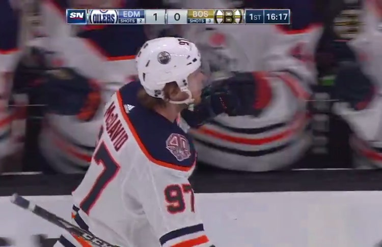 Connor McDavid teki Connor McDavid teki kauden ensimmäisensä viime yön kamppailussa.
