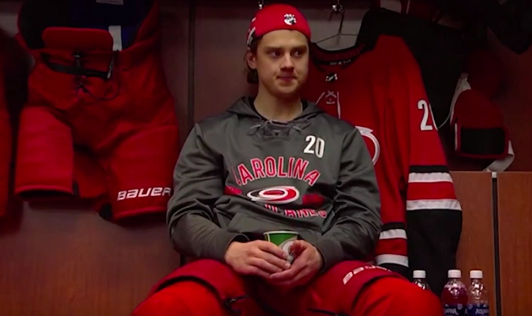 Sebastian Aho pukuhuoneessa Sebastian Ahon loistava viime kausi ei ole jäänyt noteeraamatta.