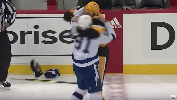 Steven Stamkos ja Evgeni Malkin tappelu Steven Stamkos ja Evgeni Malkin tappelivat viime yön NHL-kierroksella.