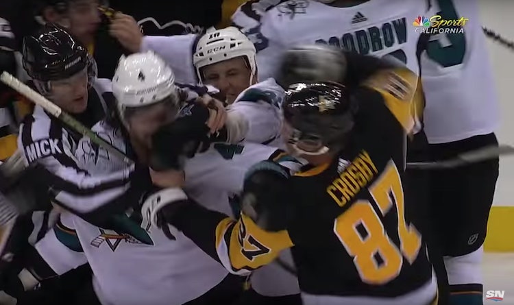 Sideny Crosby tappeli Sidney Crosby aloitti viime yön kamppailussa joukkotappelun.