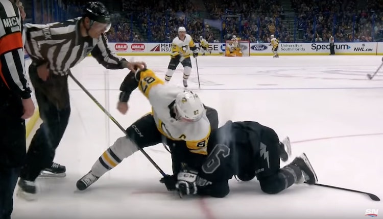 Sidney Crosby tappeli Sidney Crosby pudotti hanskat viime yönä Tyler Johnsonia vastaan.