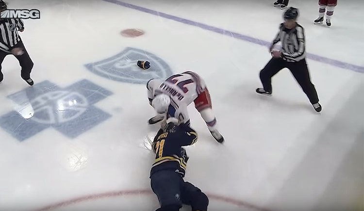 Tony DeAngelo Kyle Okposo tappelu Tony DeAngelon nyrkki teki rumaa jälkeä Kyle Okposoa vastaan.