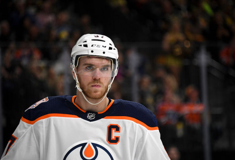 Getty Connor McDavid NHL/n parhaiten palkattu Connor McDavid on NHL:n parhaiten palkattu, mutta hänen tienestinsä ovat lastenkengissä muihin sarjoihin verrattuna.