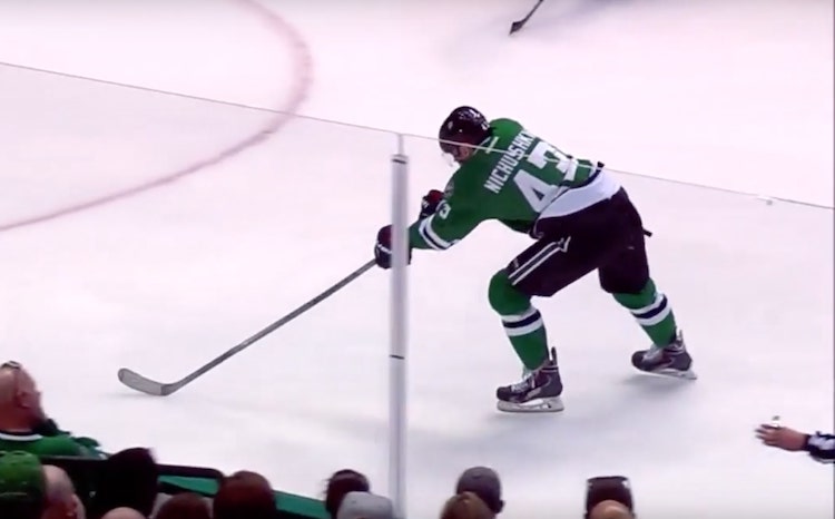 Valeri Nichushkin Colorado Avalanche Valeri Nichushkin teki vuoden sopimuksen Colorado Avalanchen kanssa.