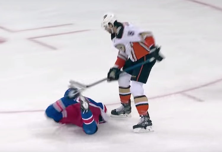 Brendan Lemieux Erik Gudbranson Brendan Lemieux teki ilkeän tempun Erik Gudbransonille.