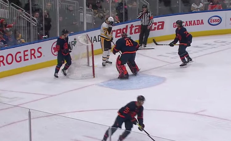 Mike Smith Evgeni Malkin Mike Smith ei pitänyt Evgeni Malkinin tempusta.