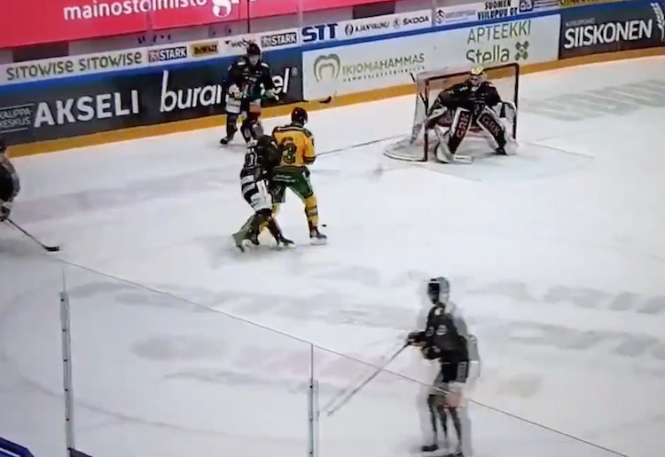 Panu Mieho Patrik Puistola Panu Mieho taklasi Patrik Puistolan paarikuntoon.