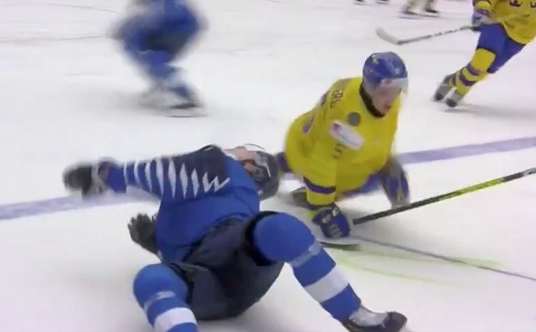 Rasmus Kupari loukkaantui Rasmus Kupari loukkasi itsensä ilkeän näköisesti.
