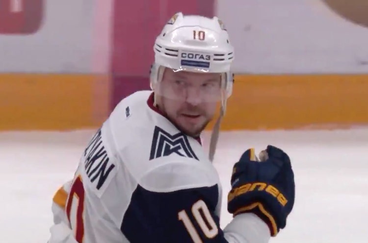 Sergei Mozyakin jekutti Sergei Mozyakin jekutti vastustajajoukkueen Kirill Kaprizovia.