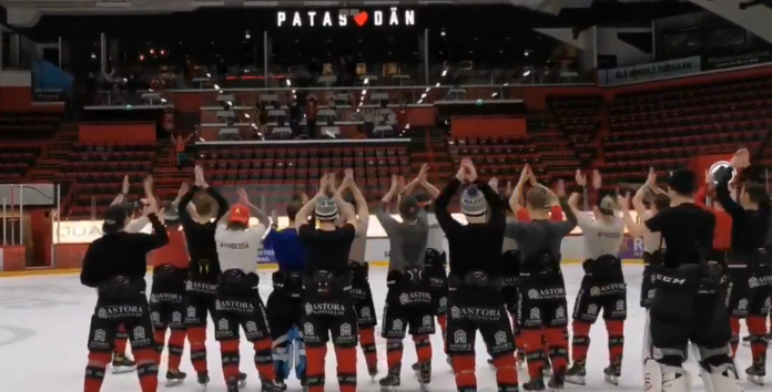 Video: Ässille jatkoaikavoitto – pelaajat kiittelivät katsomoita