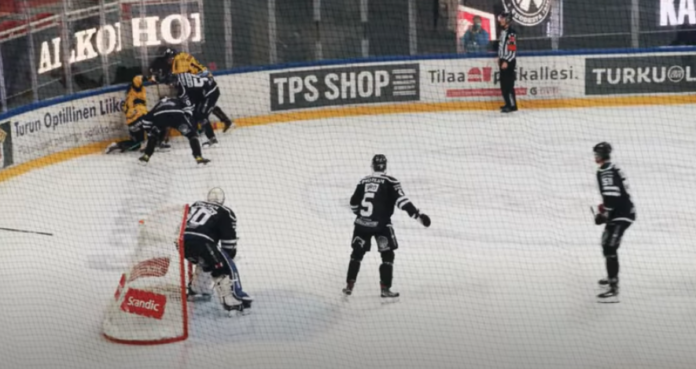 liiga jää tauolle
